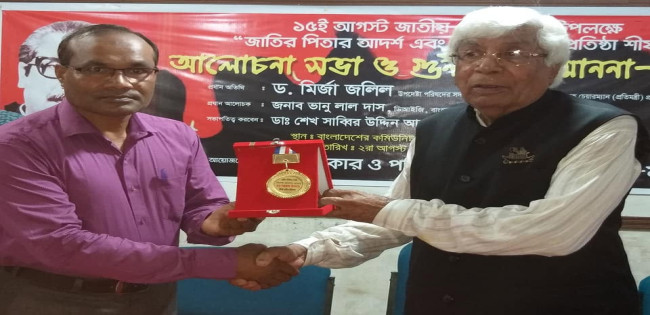 চিকিৎসা সেবায়  স্বর্ণ পদক পেলেন ডা. নজরুল ইসলাম : অভিনন্দন