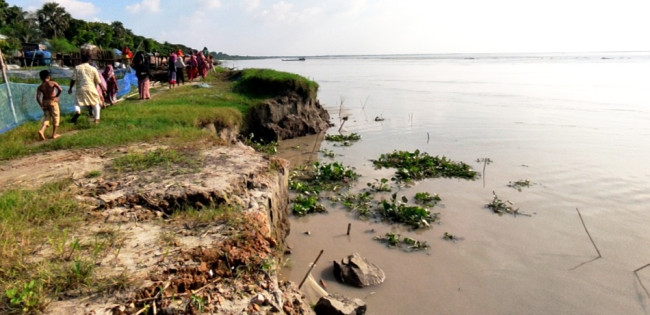 ভেড়ামারায় পদ্মার পেটে বসতভিটা-শিক্ষাপ্রতিষ্ঠান, আতঙ্কে জুনিয়াদহবাসী