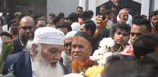 ফুল দিয়ে বরন করে নিলো মুন্সিগঞ্জ ৩ আসনে নবনির্বাচিত সংসদ সদস্য, হাজি মোহাম্মদ ফয়সাল বিপ্লব কে।