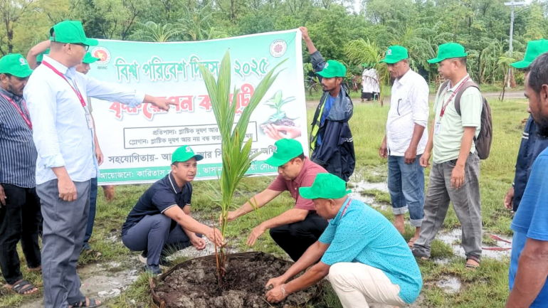সিদ্ধিরগঞ্জে 'শ্লোগান'র বৃক্ষরোপণ কর্মসূচি পালন